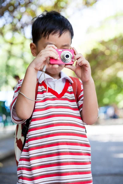 Jongen nemen foto, op de achtergrond wazig aard. Actieve levensstijl — Stockfoto