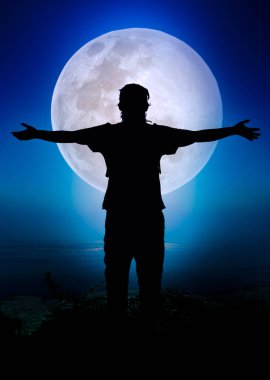 Mutlu kadın kolları streç, tatil seyahat. 