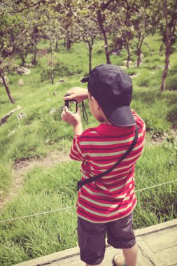 Arkadan görünüşü mutlu Asyalı çocuk açık havada gündüz rahatlatıcı, tatil seyahat