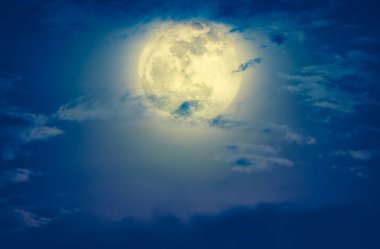 Gece gökyüzü bulutlar ve parlak dolunay. İşlem çapraz bir