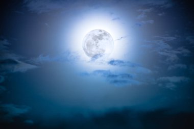 Gece gökyüzü bulutlar ve parlak dolunay ile parlak.  
