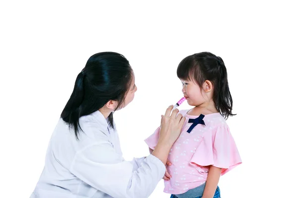 Médico que da medicación infantil por jeringa. Aislado sobre fondo blanco —  Fotos de Stock