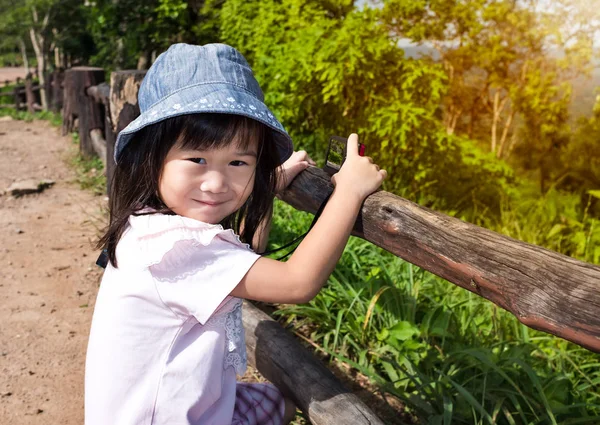 Szczęśliwa dziewczyna azjatyckich relaksującej zewnątrz w ciągu dnia, podróż na wakacje — Zdjęcie stockowe
