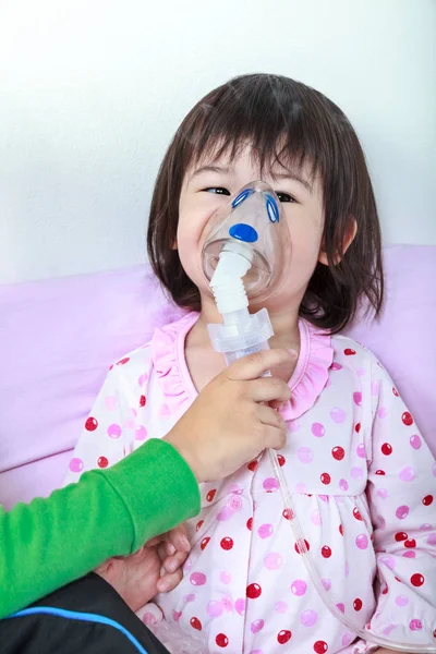 Asiatisk tjej med respiratorisk sjukdom hjälpt av bror med inandning av mask på sjukhus. — Stockfoto