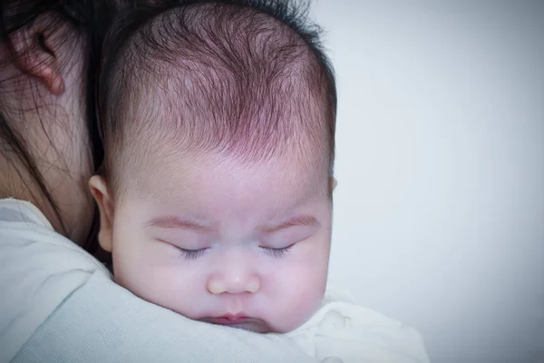 Moeder en baby, mooi Aziatisch meisje rusten op de schouder van haar moeder — Stockfoto