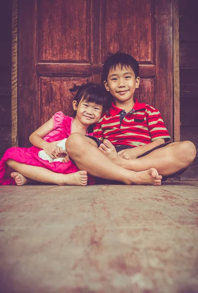 Ασιατικές αδελφός με την αδελφή του χαμογελά ευτυχισμένη μαζί. Vintage ύφος — Φωτογραφία Αρχείου