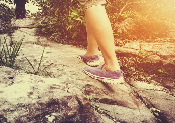 Primer plano de la mujer caminando ejercicio, concepto de salud, al aire libre. Tono vintage — Foto de Stock