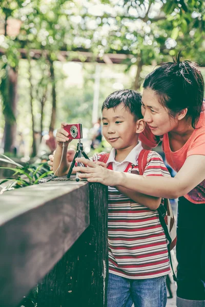 幸福的家庭。教学男孩在户外拍摄的女人。年份 — 图库照片