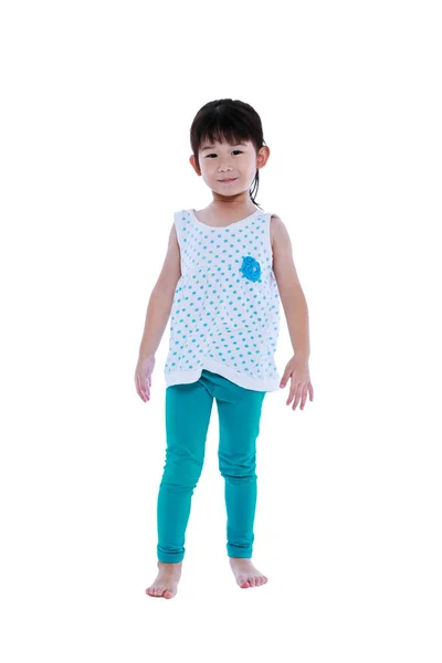 Glückliches asiatisches Kind posiert im Studio, isoliert auf weißem Hintergrund — Stockfoto