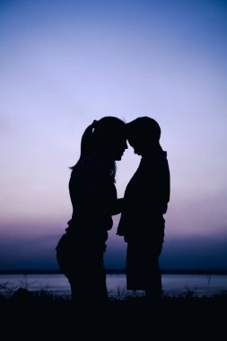 Anne ve çocuk riverside adlı zevk siluet yan görünüm. 