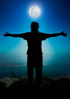 Mutlu kadın kolları streç, tatil seyahat. 