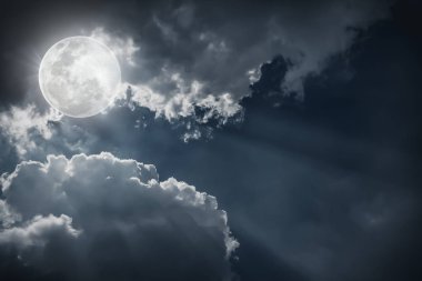 Bulutlar ve parlak dolunay ile gece vakti gökyüzünün.