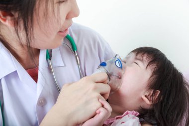 Asyalı kız doktor hastane odasında yardımcı solunum yolu hastalığı olan.