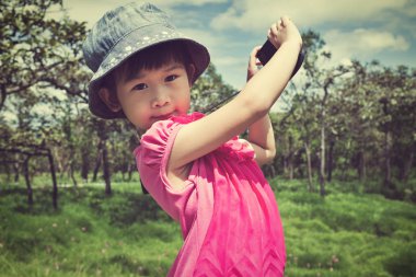 Asyalı kız açık havada gündüz de rahatlatıcı seyahat etmek tatil.