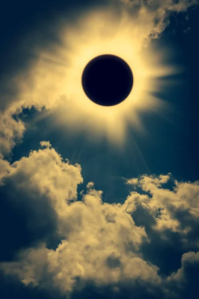 Fenómeno natural. Espacio eclipse solar con nube sobre fondo cielo dorado . — Foto de Stock