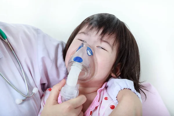 Asian girl having respiratory illness helped by doctor at hospital room. — Stock Photo, Image