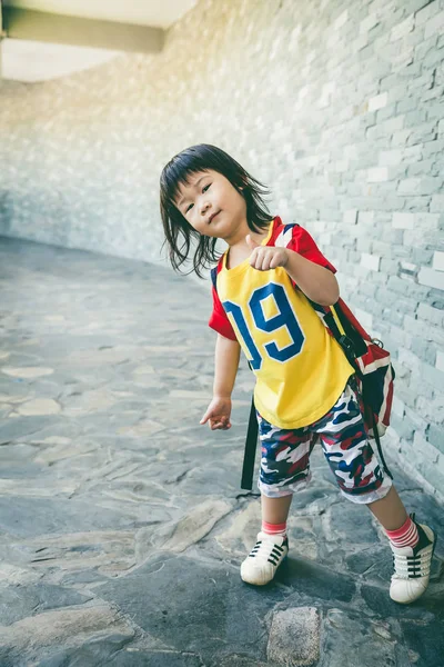 Menina asiática feliz com thump up e relaxante ao ar livre, viajar de férias — Fotografia de Stock
