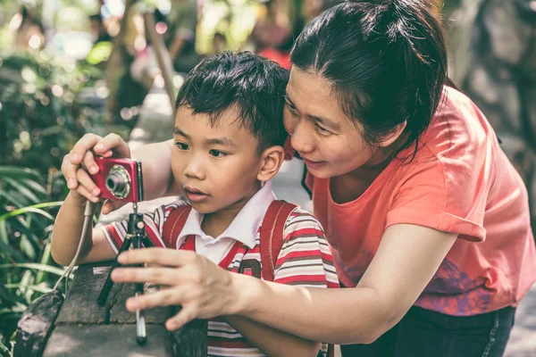 Mutlu bir aile. Açık havada çekim çocuk öğretim kadın. Vintage sesi.