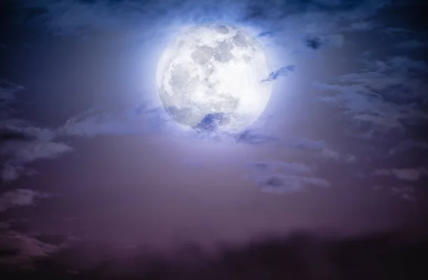 Céu noturno com nuvens e lua cheia brilhante . — Fotografia de Stock