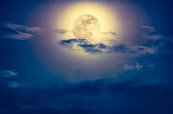 Cer de noapte cu nori și lună plină strălucitoare cu strălucitoare . — Fotografie, imagine de stoc