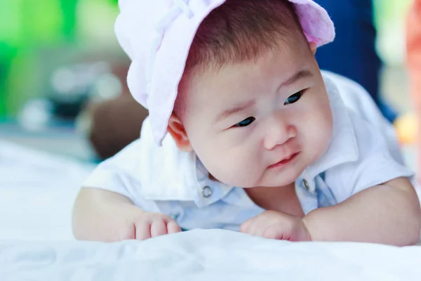 Niños sanos. Lindo bebé arrastrándose. Adorable niña —  Fotos de Stock