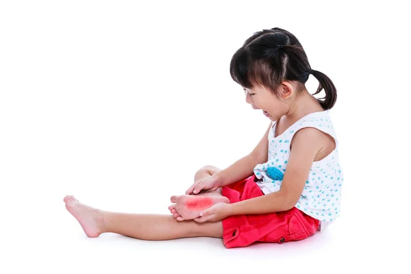 亚洲儿童在鞋底中受伤。白色背景上孤立. — 图库照片