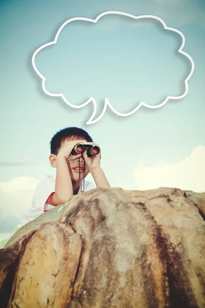 Aziatische kind genieten van verrekijkers met een lege wolk op blauwe hemel. — Stockfoto