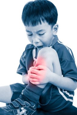 Shin, acıyla Gençlik Asya futbol oyuncusu. Beyaz arka plan üzerinde izole. 