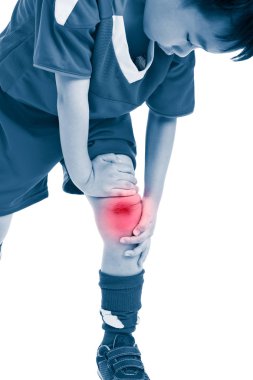 Ağrı, diz ile Gençlik Asya futbol oyuncusu. Beyaz arka plan üzerinde izole. 