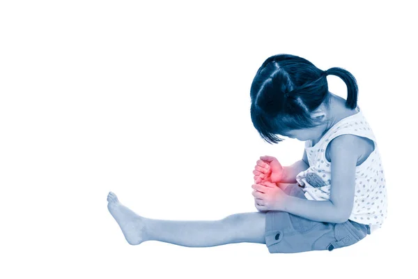 Cuerpo completo de triste niño asiático herido en la uña del pie. Aislado sobre fondo blanco . — Foto de Stock