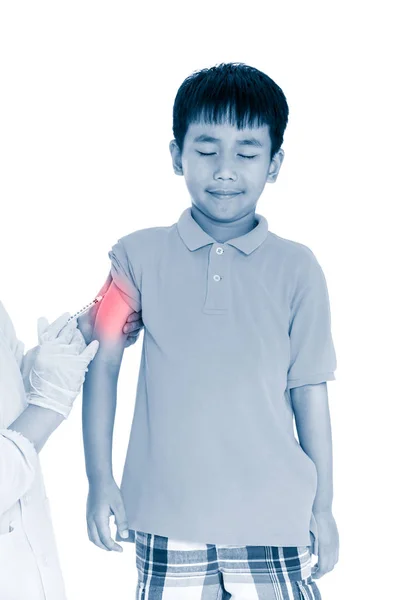 Dokter vaccinerend boy's arm. Menselijke gezondheidszorg en medische begrippen. — Stockfoto