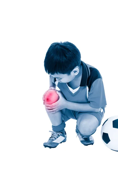 Pemain sepak bola muda Asia dengan rasa sakit di lutut. Tubuh utuh . — Stok Foto
