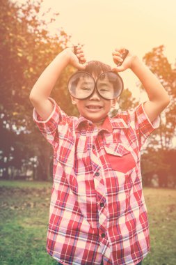 Büyüteç Park tatil Asya çocuk. Sıcak sesi. 