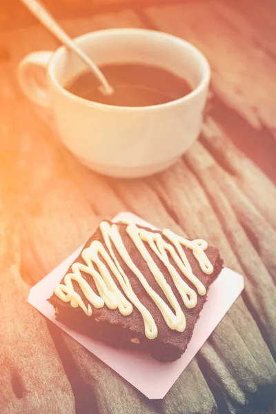 Pastel de chocolate brownie y café caliente sobre fondo de madera vieja . —  Fotos de Stock