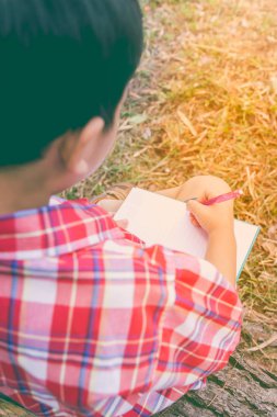 Arkadan Görünüm. Çocuk kitap yazma. Eğitim kavramı. Vintage tarzı