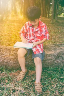 Çocuk kitap yazma. Eğitim kavramı. Vintage tarzı.