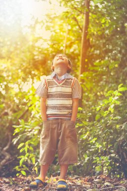 Mutlu Asyalı çocuk Parkı'nda ararken. Açık havada gün zaman, tr