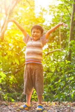 Mutlu Asyalı çocuk Parkı'nda ararken. Açık havada gün zaman tatile gitmek.