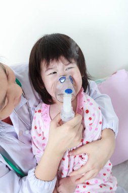 Closeup Asyalı çocuk solunum yolu hastalığı doktor tarafından yardımcı olan