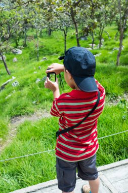 Arkadan Görünüm açık havada gün zaman dinlendirici Asya çocuğun, tatil seyahat.