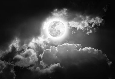 Gece vakti gökyüzünün bulutlu, parlak dolunay