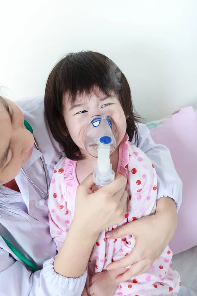Primer plano asiático niño tener enfermedad respiratoria ayudado por el médico — Foto de Stock