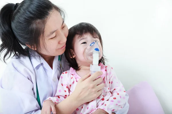 Asian child having respiratory illness helped by doctor. Child crying. — Stock Photo, Image