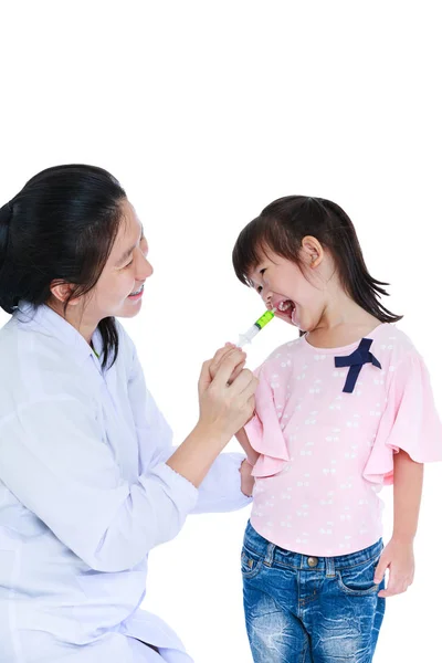 Médico que da medicación infantil por jeringa. Aislado sobre fondo blanco — Foto de Stock