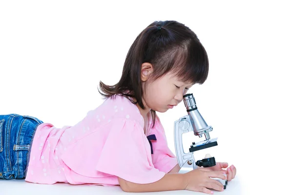 Charmant enfant asiatique observé au microscope. Isolé sur fond blanc . — Photo