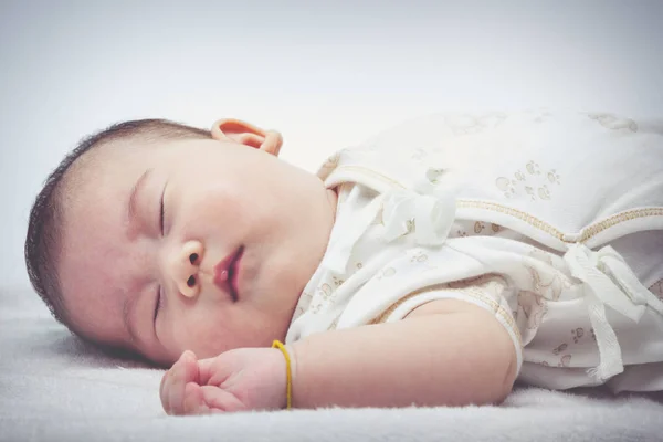 Closeup schattige slapende baby. Schattig babymeisje, op witte achtergrond. — Stockfoto