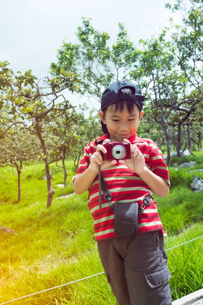 Mutlu Asyalı çocuk açık havada gün zamanında rahatlatıcı seyahat etmek tatil. — Stok fotoğraf