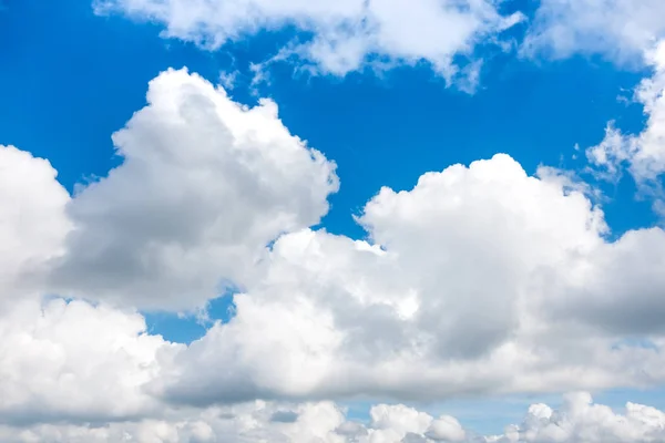 Mooie blauwe hemel met wolken. Achtergrond van de natuur. Buitenshuis — Stockfoto