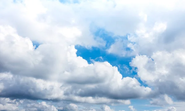 Mooie blauwe hemel met wolken. Achtergrond van de natuur. Buitenshuis — Stockfoto