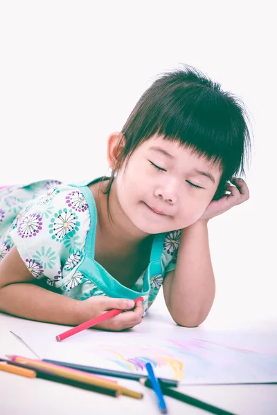 Bambino sdraiato sul pavimento e disegno su carta. Su bianco. tono vintage — Foto Stock